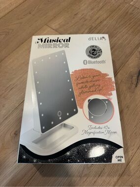 NEW IN BOX. dELiA*s Bluetooth Musical LED Vanity Mirror - White